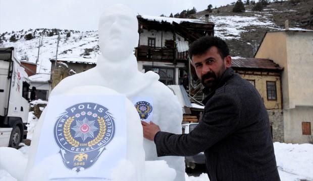 Şehit Fethi Sekin'in kardan heykelini yaptı