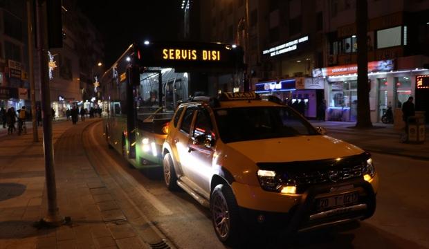 Denizli'de el freni çekilmeden park edilen taksi halk otobüsüne çarptı