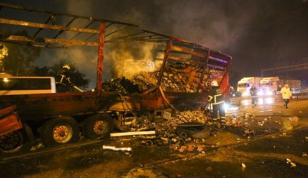 Adana'da refüje çarpan tır yandı: 1 ölü