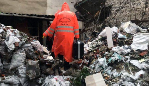 İzmir'de 3 katlı metruk bina çöktü