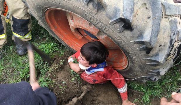 Devrilen traktörün altında kalan çocuk yaralandı