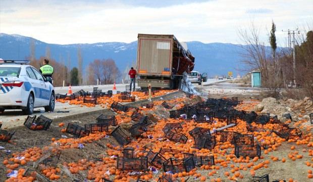 Kapağı açılan tır dorsesindeki 1 ton portakal yola saçıldı