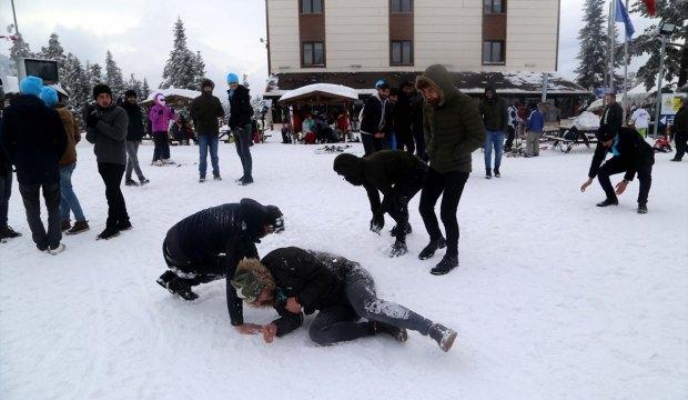 Ilgaz Dağı'nda öğrencilerin kar sevinci