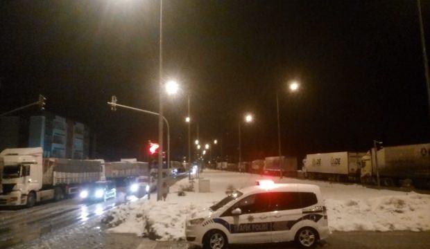 Kahramanmaraş'ta kar yağışı trafiği olumsuz etkiliyor