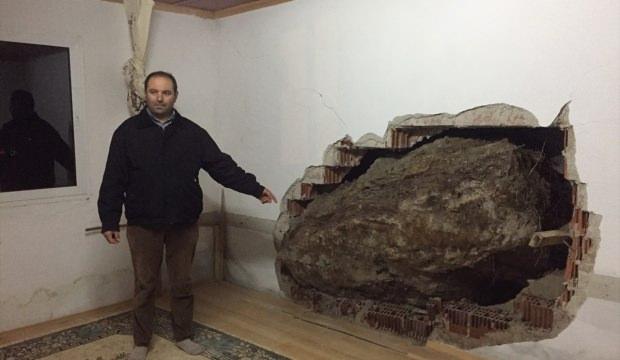 İzmir'de kopan kaya parçası eve girdi