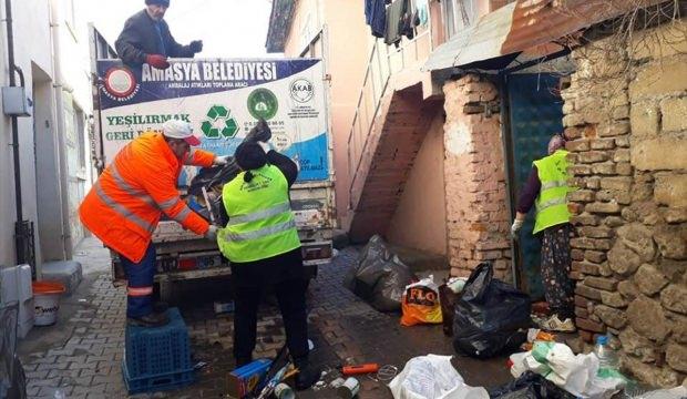 Amasya'da bir evden 5 ton çöp çıktı