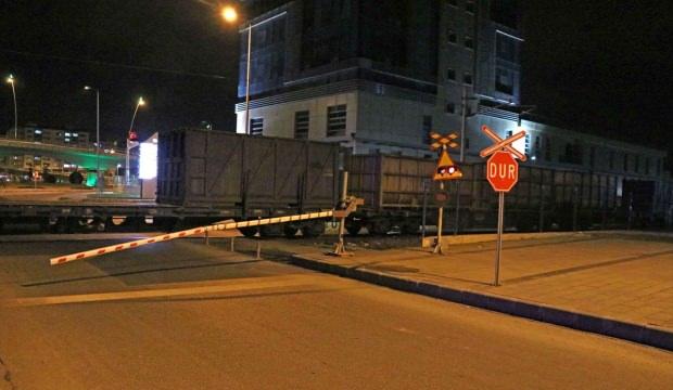 Kayseri'de yük treni otomobile çarptı: 2 yaralı