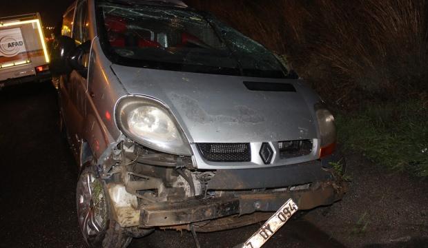 Adana'da minibüs devrildi: 2 yaralı