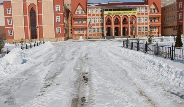 Özalp'ta okul bahçeleri kardan temizlendi