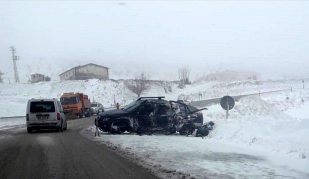 Sivas'ta kamyonetle çekici çarpıştı: 1 ölü, 3 yaralı