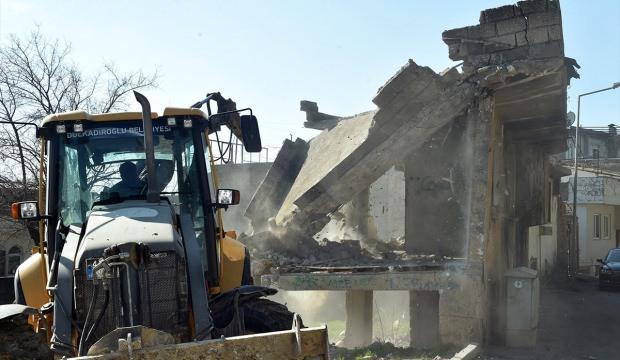 Kahramanmaraş'ta 80 metruk bina yıkıldı
