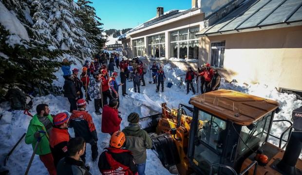 GÜNCELLEME 3 - Uludağ'da çatıdaki kar kütlesi vatandaşların üzerine düştü