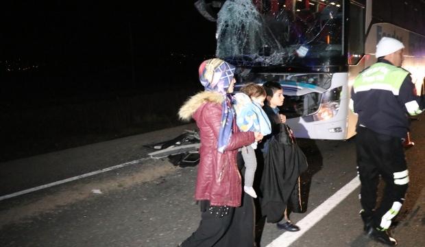 Erzincan'da yolcu otobüsü tıra çarptı: 7 yaralı