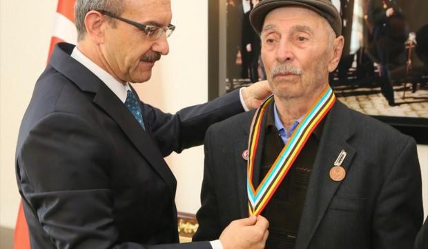 Kore Gazisi Kandemir'e madalya ve beratı teslim edildi