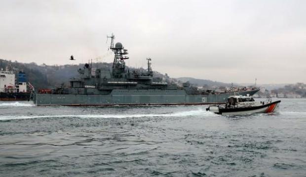 İki Rus savaş gemisi peş peşe boğaz'dan geçti