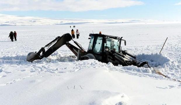 İş makinesi buzla kaplı gölde battı!