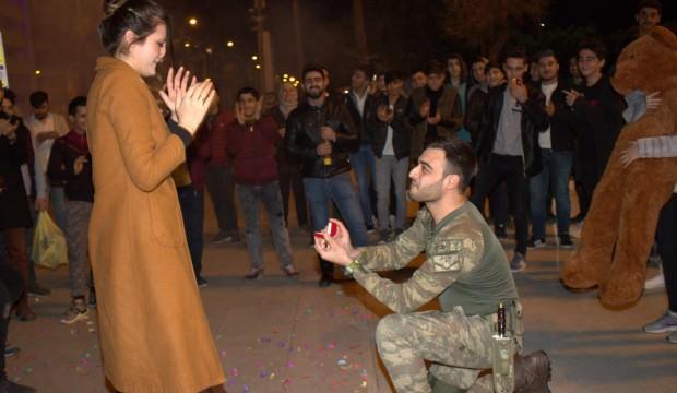 Mehmetçik'ten sürpriz evlenme teklifi