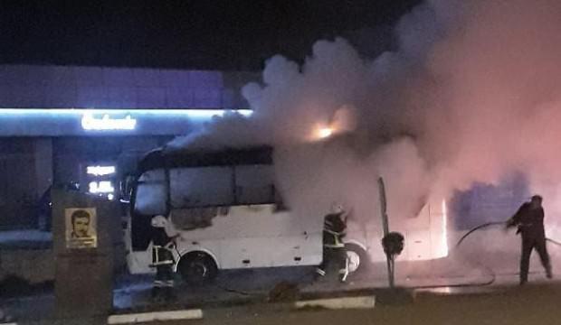 Seyir halindeki servis midibüsü yandı