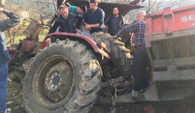 Virajı alamayan traktör devrildi: 2 yaralı