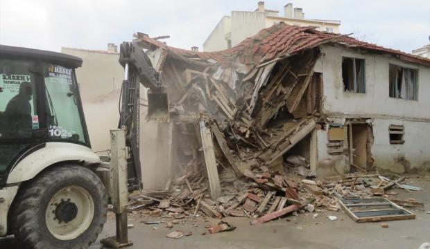 Lüleburgaz'da metruk binalar yıkılıyor