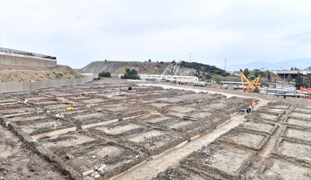 İzmir'de çift katlı mezarlar hazırlanıyor