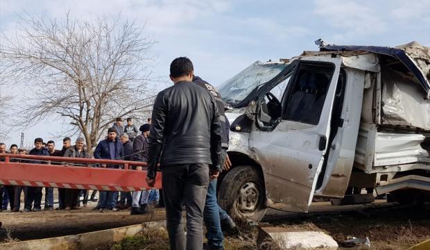 Diyarbakır'da yolcu treni pikaba çarptı: 2 yaralı