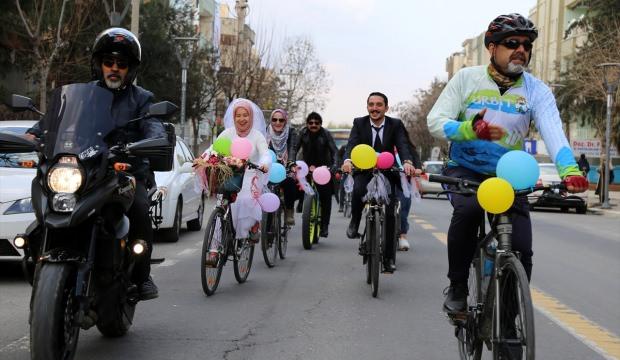 Evlenen çift süsledikleri bisikletlerle kent turu attı