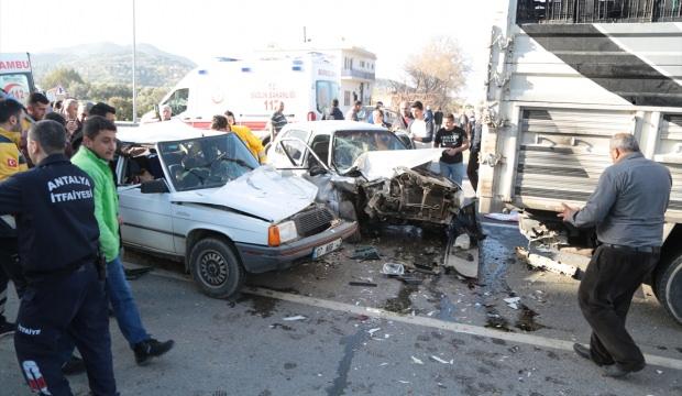 Antalya'da zincirleme trafik kazası: 3 yaralı