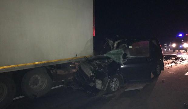 Çanakkale'de otomobil kamyona çarptı: 1 ölü, 1 yaralı