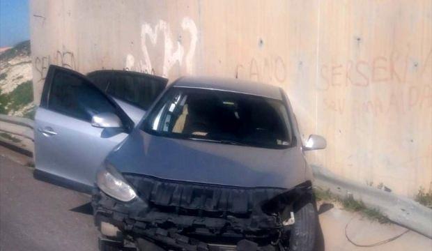 Otomobil istinat duvarına çarptı: 2 yaralı