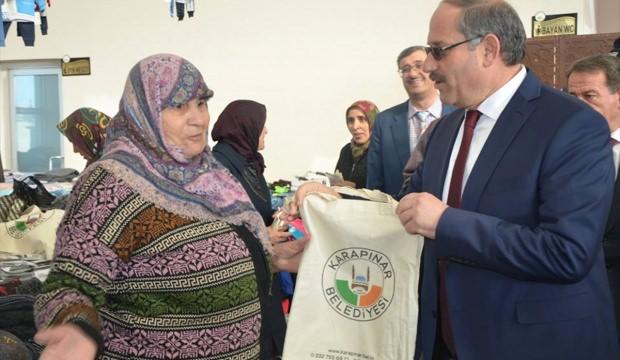 Karapınar Belediye Başkanı Yaka, pazar çantası dağıttı