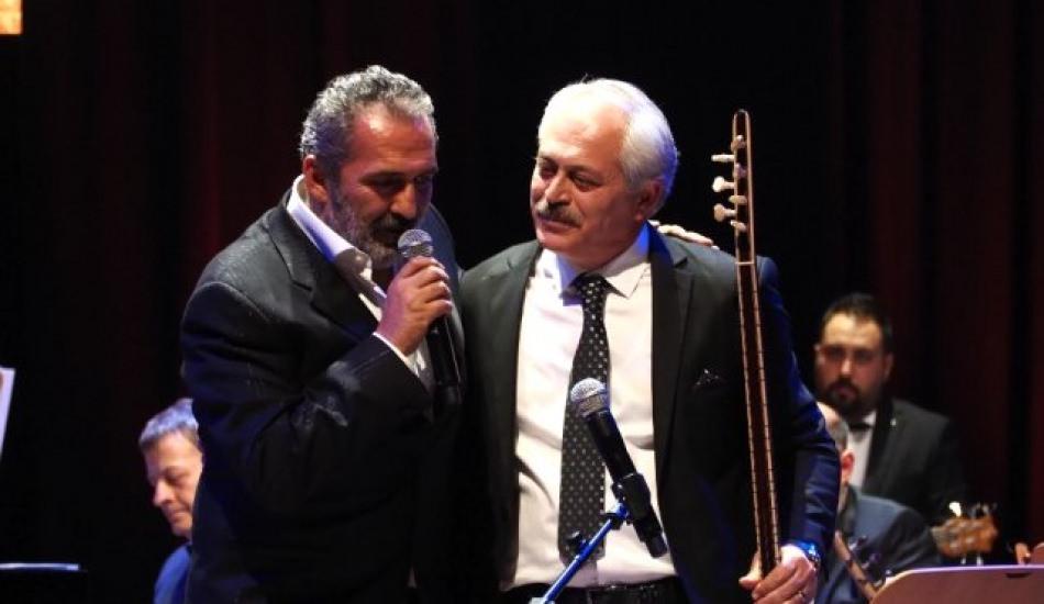 Yavuz Bingöl sahnede gözyaşlarına hakim olamadı