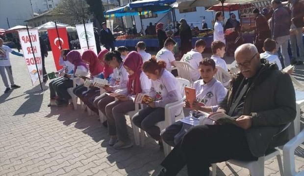 Nallıhan'daki öğrencilerden pazarda kitap okuma etkinliği