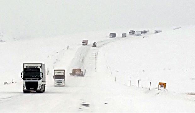 Yolda kaldılar: Trafik ekipleri geceden beri çalışıyor