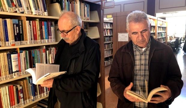Kahvehane masasından kütüphane raflarına ilk yolculuk