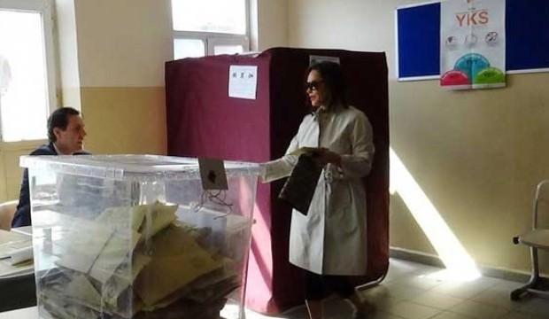 Oy kullanan Hülya Avşar mührü kabinde unuttu