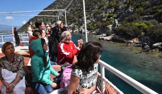 Rus turistler Kekova'ya yazı erken getirdi