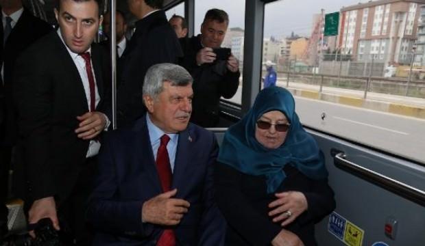 Başkanlığı devretti, evine gitmek için belediye otobüsüne bindi