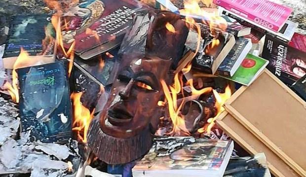 Katolik rahipler 'törenle' kitap yaktılar!