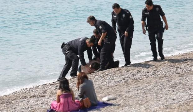 Kıyafetiyle denize giren adam polisi alarma geçirdi