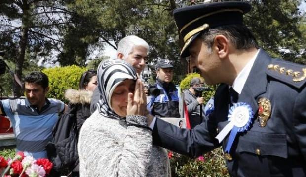 Emniyet müdürü, şehit annesinin gözyaşlarını sildi