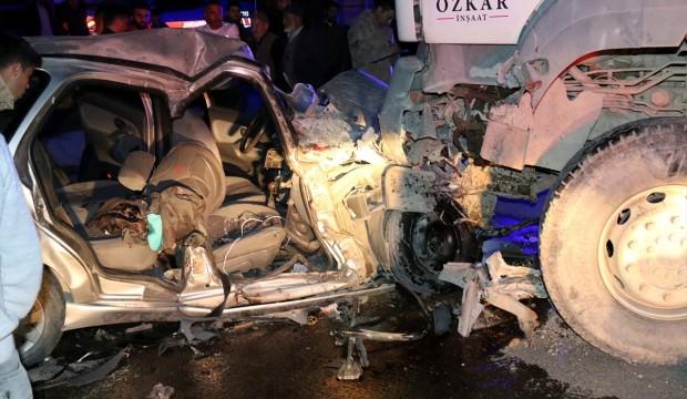 feci kaza beton mikseri ile otomobil