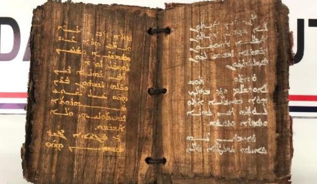 Diyarbakır'da 1300 yıllık altın yazmalı kitap ele geçirildi