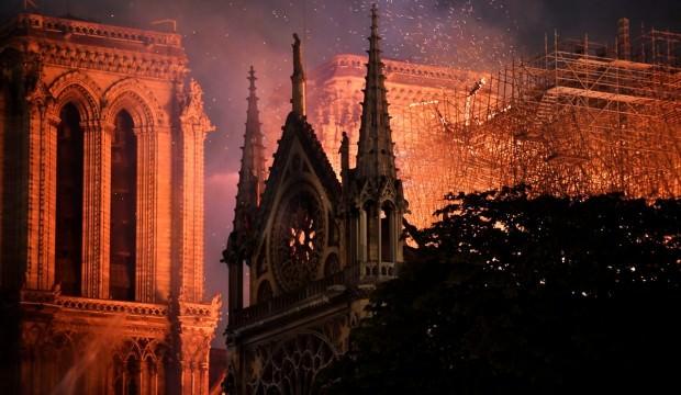 Notre Dame Katedrali Yandi Kitabin Satisi Patladi Dunya Haberleri