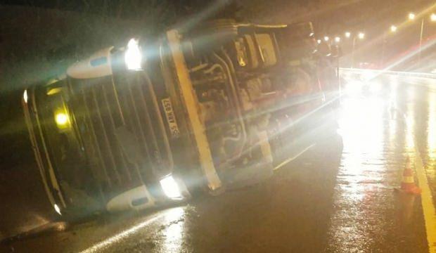 Samsun'da tır devrildi: 1 yaralı