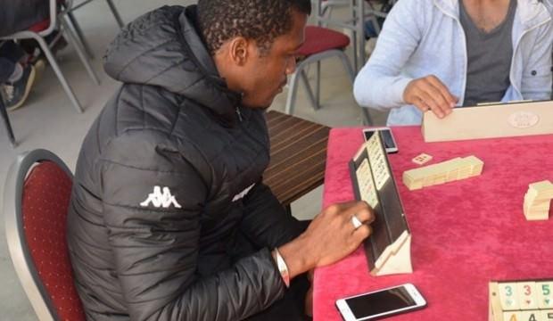 Kahvede okey oynayan ünlü futbolcu!