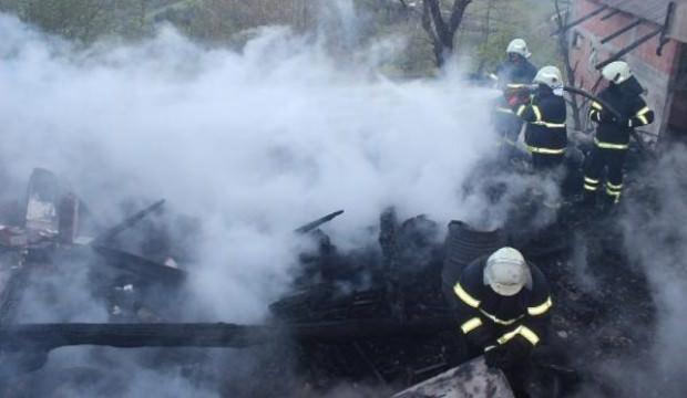 Sinop'ta tek katlı ahşap ev yandı: 3 ölü