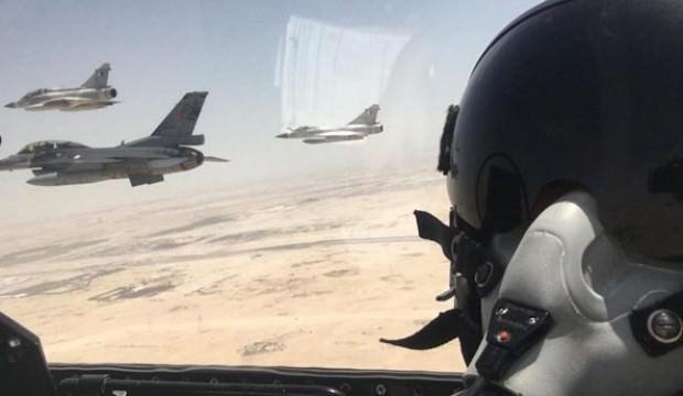 Türk jetlerinden Katar'da gövde gösterisi
