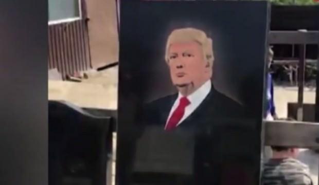 Trump'a mezar taşı yaptı