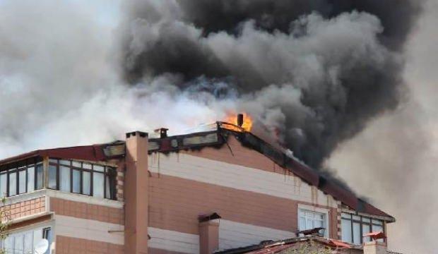Apartmanın çatısında çıkan yangın 3 binaya daha sıçradı